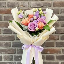 Букет цветов из:  Лизиантусы и Розы в Добром