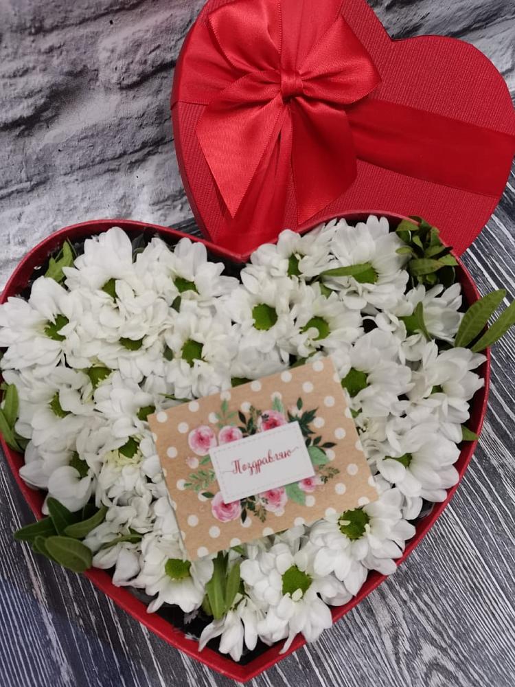 Цветочная композиция из Хризантемы в виде сердца в Добром