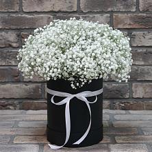 Цветочная композиция из Гипсофила в шляпной коробке в Добром